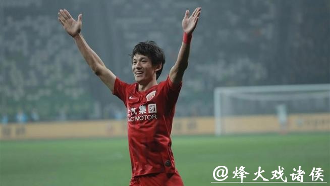 36 岁 “老黄忠” 王燊超再战一年，“带刀侍卫”靠啥关键时刻总能进球？